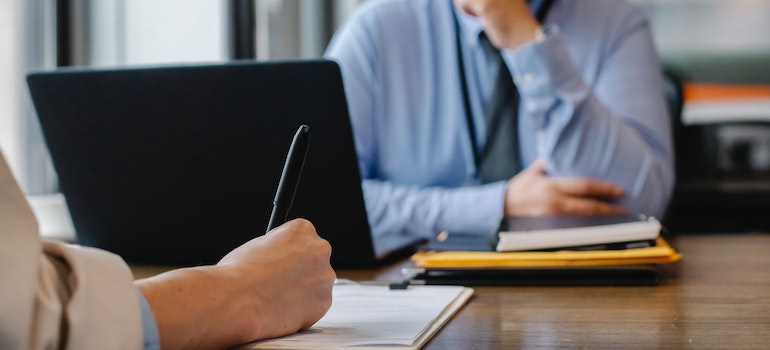 Mover and a client discussing about understanding moving contracts