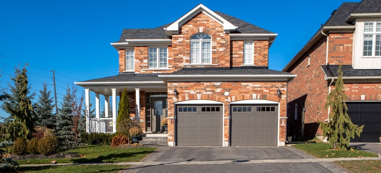 Brown concrete house in Oshawa, CA